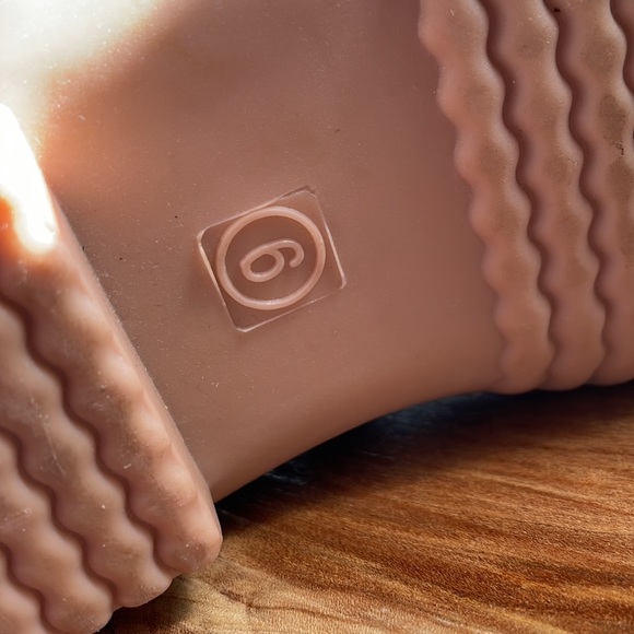 Duck boots worn once. Perfect condition. Size 6. - Picture 3 of 4